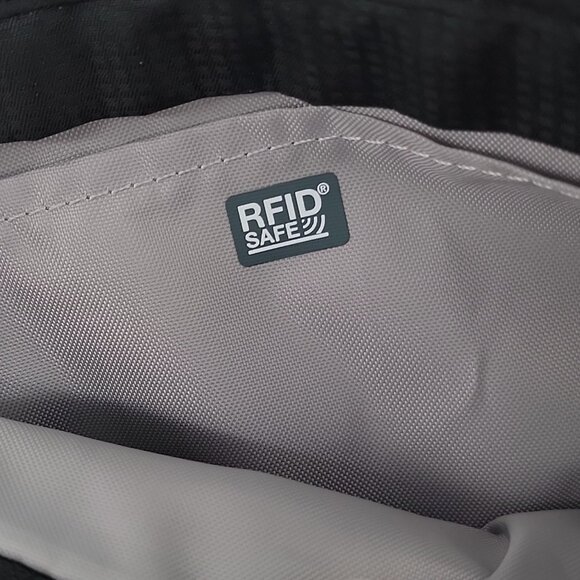 PacSafe RFID-Safe Travel Belt Bag / Hidden Security Waist Pouch — Lightweight & - Picture 9 of 11